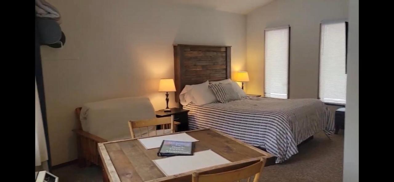 Rock Creek Mercantile & Motel Clinton Dış mekan fotoğraf