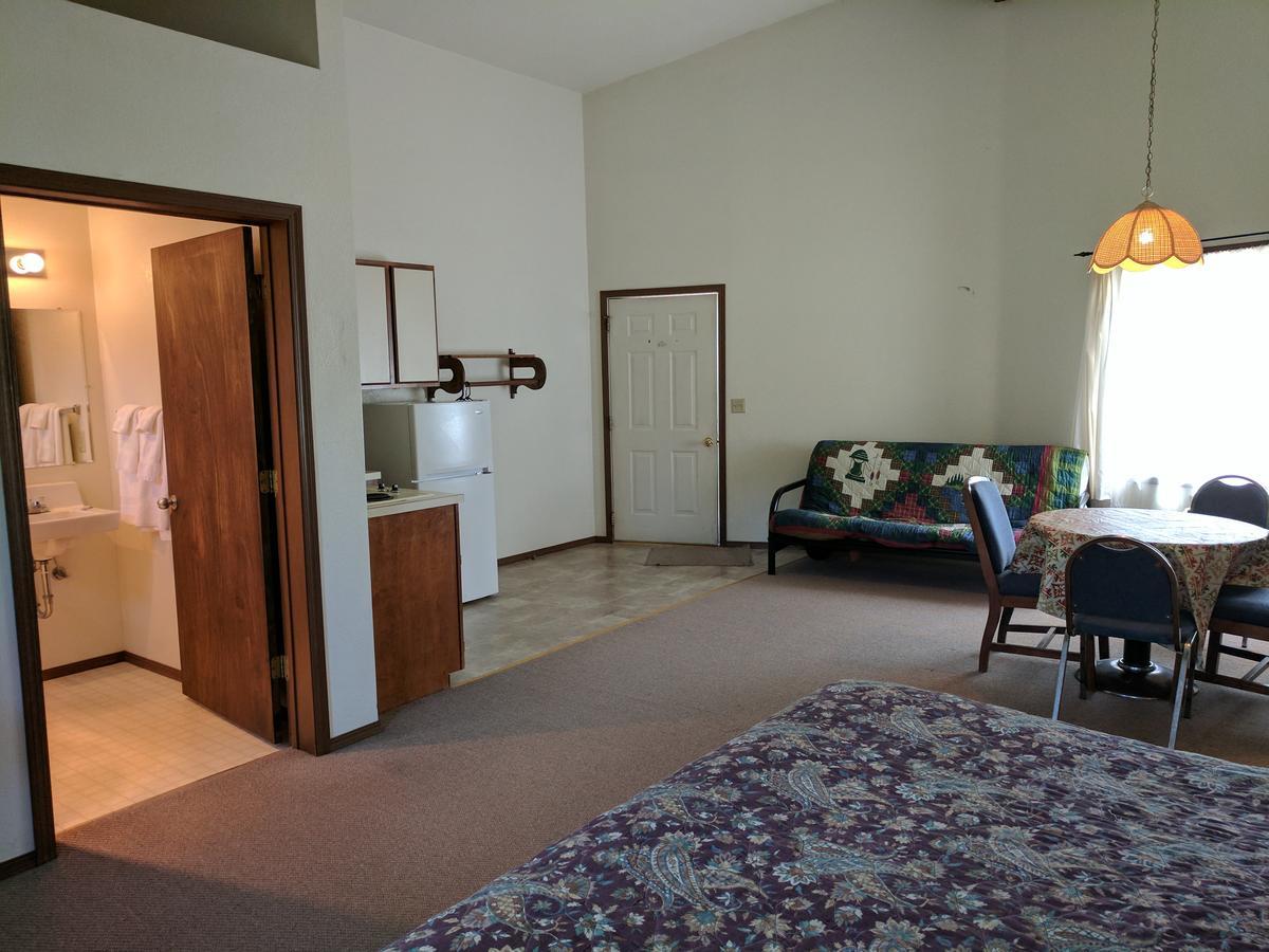 Rock Creek Mercantile & Motel Clinton Dış mekan fotoğraf