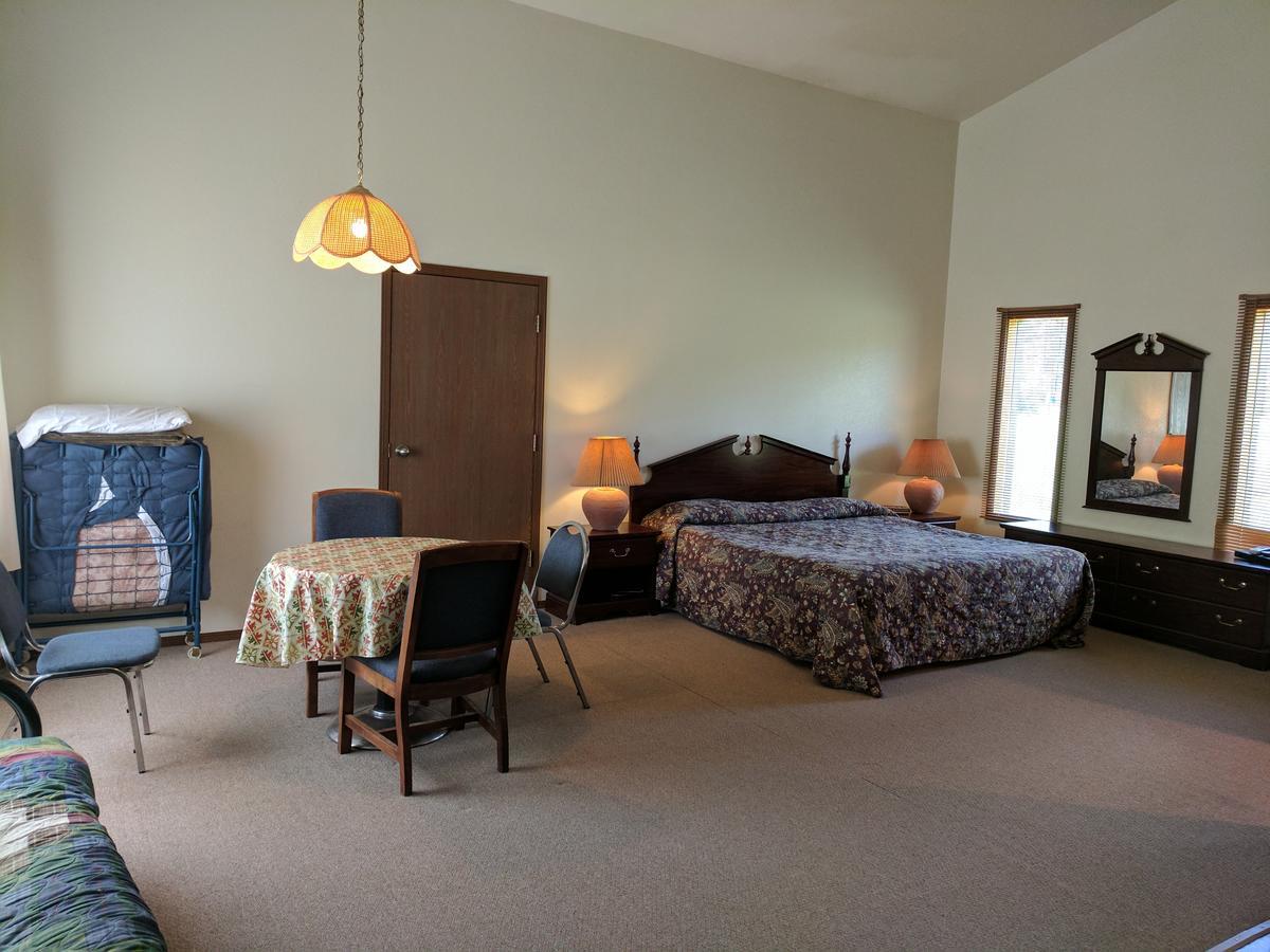 Rock Creek Mercantile & Motel Clinton Dış mekan fotoğraf